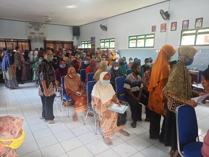 Pembagian BLT dan pelaksanaan vaksinasi warga Kelurahan Bumirejo 01
