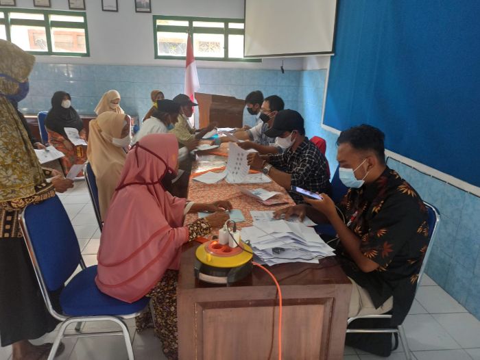 Pembagian BLT dan pelaksanaan vaksinasi warga Kelurahan Bumirejo 02