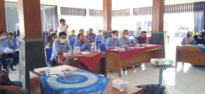 rapat koordinasi dan evaluasi pasca bencana alam banjir dan persiapan lomba menyusun menu dan makanan sehat sehari bagi Keluarga Penerima Manfaat (KPM) Bantuan Peningkatan Ketahanan Pangan di Desa/Kelurahan Tahun 2022. 01