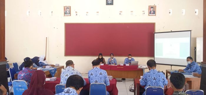 rapat koordinasi dan evaluasi pasca bencana alam banjir dan persiapan lomba menyusun menu dan makanan sehat sehari bagi Keluarga Penerima Manfaat (KPM) Bantuan Peningkatan Ketahanan Pangan di Desa/Kelurahan Tahun 2022.