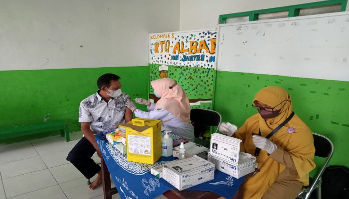 Vaksinasi Dosis 1 Pada warga Gunung Mujil